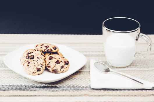 photo of clear mug beside plate with cookies